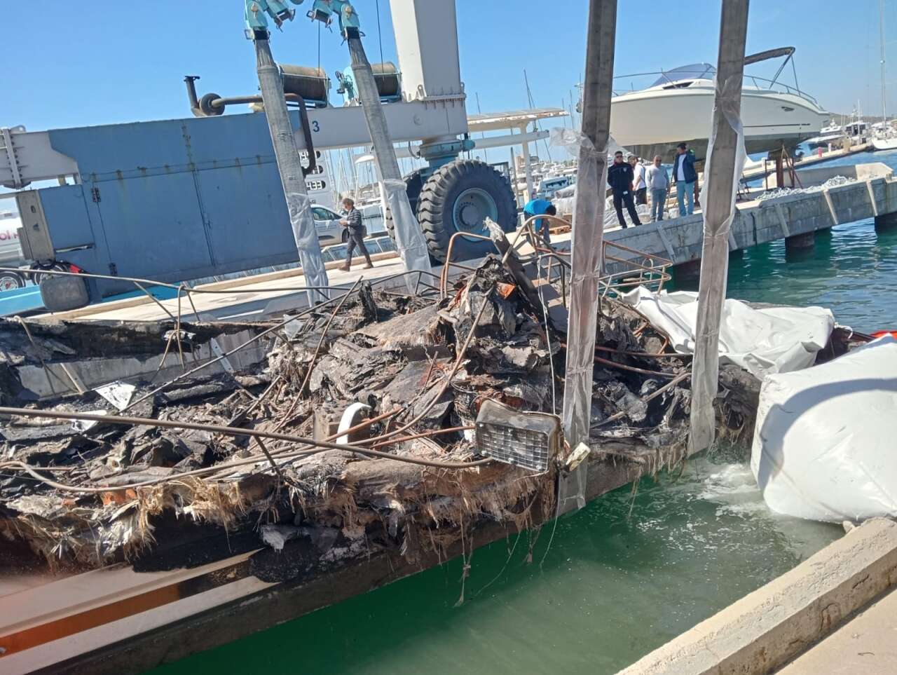 Bodrum'da Alevlere Teslim Olan Milyonluk Yatların Enkazları Kaldırılıyor 2